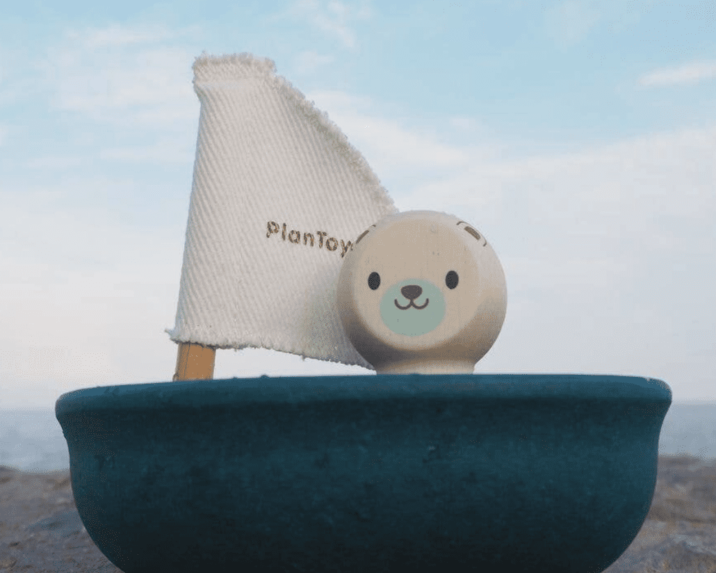 Plan Toys Sailing Boat - Polar Bear - hip-kid