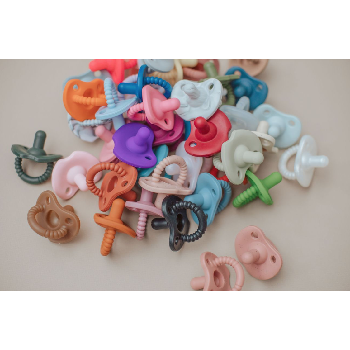 Three Hearts Sili Soother Round - Oak Bull - hip-kid