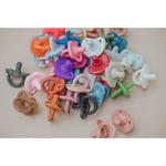 Three Hearts Sili Soother Round - Oak Bull - hip-kid