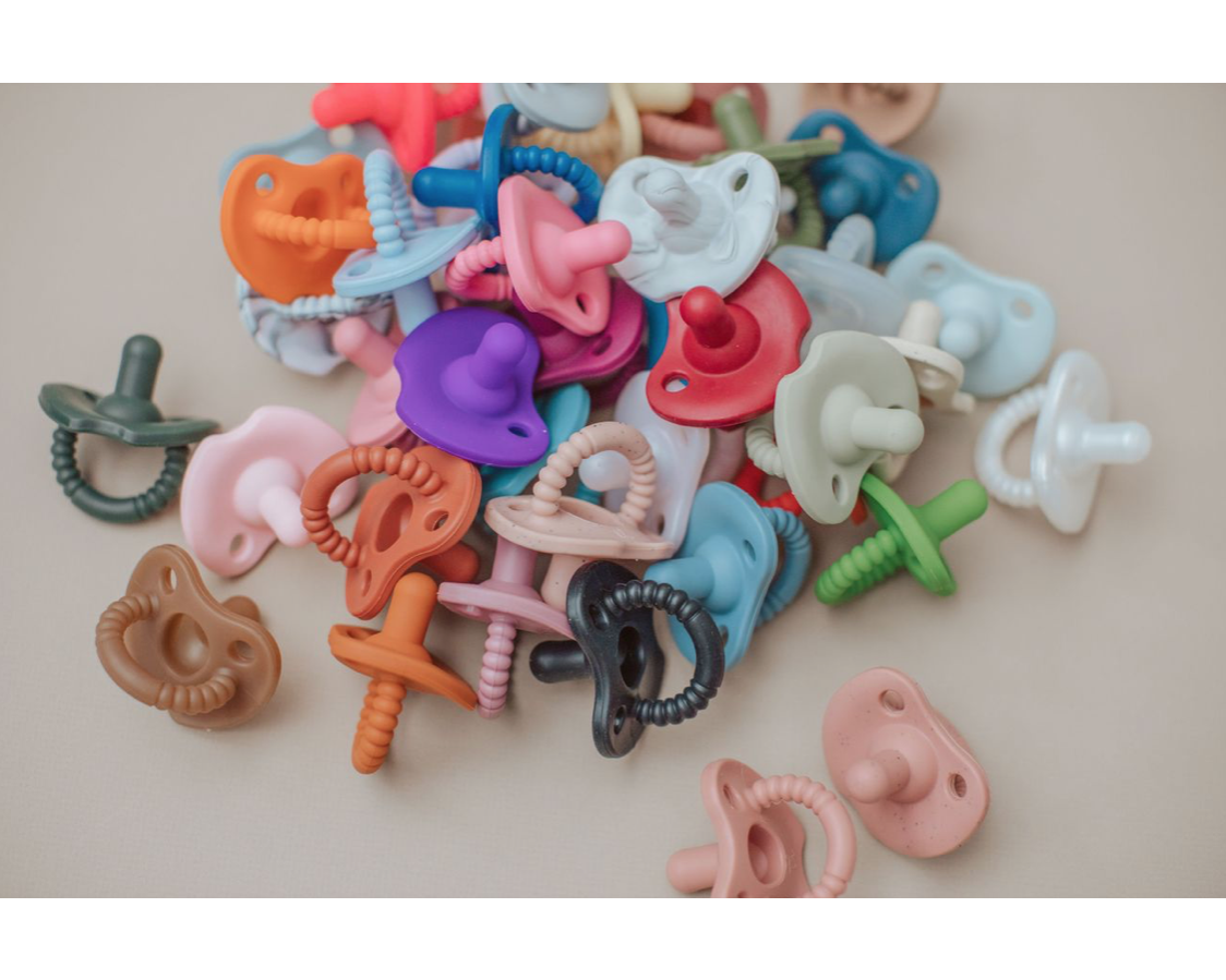 Three Hearts Sili Soother Round - Oak Bull - hip-kid